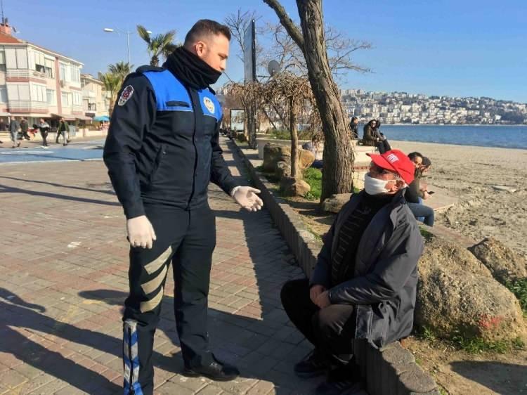 <p>Çin’de ortaya çıkan ve tüm dünyaya yayılan korona virüs nedeniyle Sağlık Bakanlığı, vatandaşları mecbur kalınmadıkça dışarıya çıkmamaları için ‘evde kal’ çağrısıyla uyarmıştı. İstanbul’un en çok rağbet gören sahillerinden biri olan Büyükçekmece kordonboyu, korona virüs tehdidine rağmen bu hafta sonunda da on binlerce kişinin tercihi oldu. Özellikle risk grubunda bulunan yaşlıların sokağa çıktığı ve parklarda oturduğu görüldü. Büyükçekmece Belediyesince sürekli yapılan anonsları ve zabıta ekiplerinin uyarılarını dikkate almayan vatandaşlar, günün ilerleyen saatlerine kadar sahilde aileleri ile birlikte zaman geçirdi.<br />
 </p>
