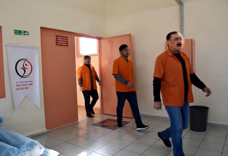 <p>Meslek edindirme kursları kapsamında açılan terzi atölyesinde çalışan 20 tutuklu ve hükümlü, burada hem meslek sahibi oluyor hem de tahliye olduktan sonraki hayata daha iyi hazırlanma imkanı buluyor.</p>