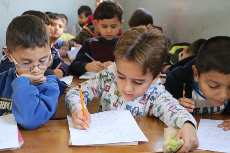 <p>Öte yandan bölge halkınca oluşturulan yerel meclisler, Türkiye’nin de desteğiyle ilçedeki yaşam koşullarını elverişli hale getirmeye çalışıyor. Bu kapsamda, kent merkezinde altyapı, bakım-onarım ve temizlik çalışmalarının yanı sıra kent merkeziyle çevresini birbirine bağlayan yollar da asfaltlanıyor.</p>