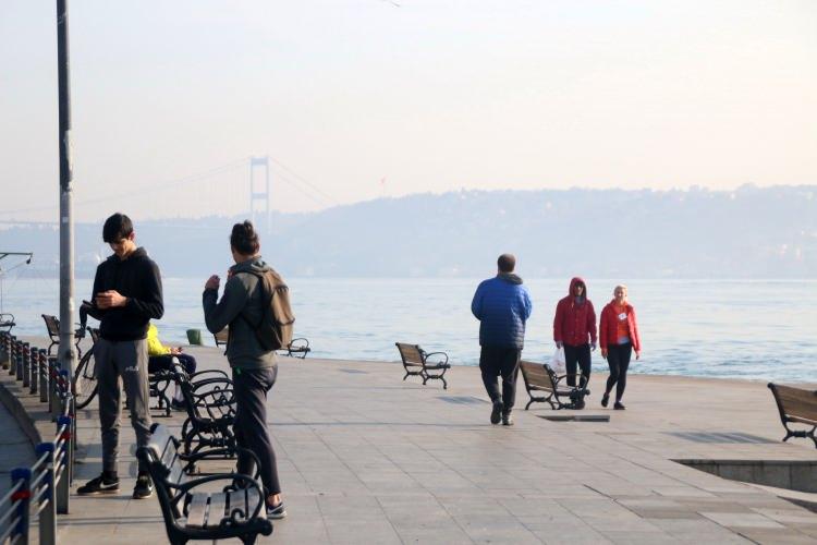 <p>Koronavirüse karşı her alanda tedbirler alınmaya devam ederken, vatandaşlara da mecbur kalmadıkça sokağa çıkılmaması yönünde uyarılarda bulunuldu. </p>
<p> </p>