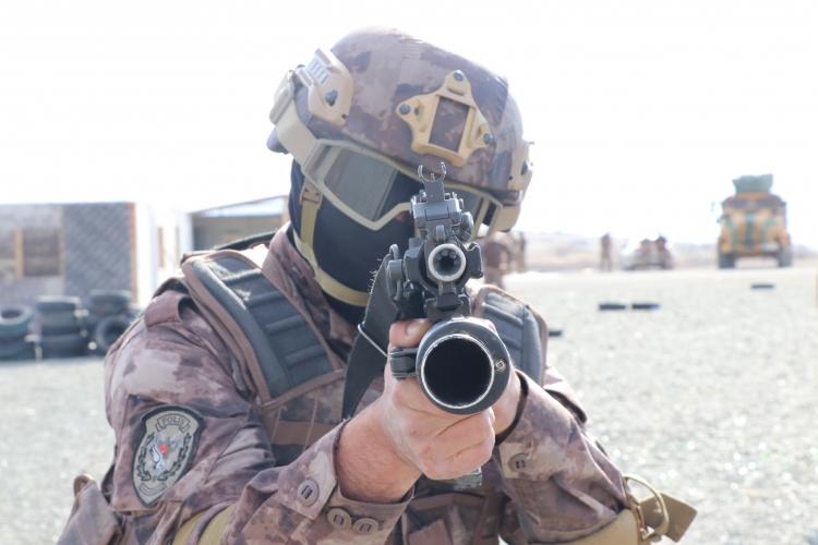 <p>Benzer tatbikatları düzenli olarak yaparak her daim göreve hazır olan özel harekat polisleri, başta teröristler olmak üzere suçluların korkulu rüyası olup halka güven veriyor.</p>
