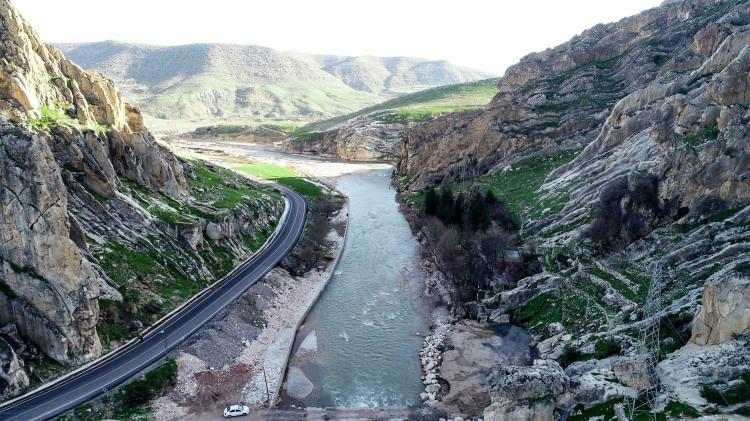 <p>Çevre il ve ilçelerden özellikle bahar aylarında çok sayıda vatandaşın piknik için geldiğini belirten Şanlı, şunları kaydetti:</p>
<p>"Beldemizin kesin korunacak hassas alan olarak tescil edilmesi çok yerinde ve doğru bir karar oldu. Belde halkı olarak çok büyük bir memnuniyetle karşıladık. Böyle bir kararın ardından turizm hareketliliği bekliyoruz. Bu da beldemizin gelişmesini sağlayacaktır. Yerli ve yabancı turistlerin gelecek olması esnafı ve ticaretimizi hareketlendirecektir. Bu kararı alan başta Cumhurbaşkanımız olmak üzere yetkililerimize teşekkür ederiz."</p>