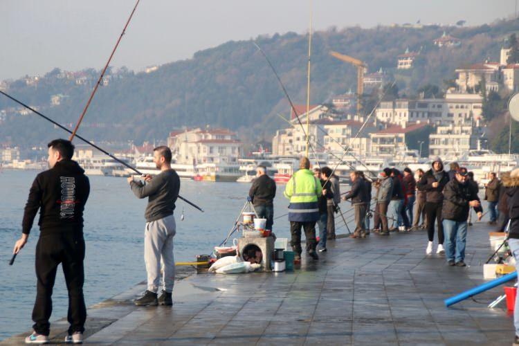 <p>'Biraz balık tutup, evin balkonunda mangal yakalım' dedik. 1 metre mesafesine dikkat ediyoruz. Yakın temas kurmuyoruz. Oltacılara bakın, aralarında birer metre mesafe var. Ben kalabalıkta durmuyorum. Ben de boş kenardayım. Elimden geldiği kadar dikkat etmeye çalışıyorum'' dedi. </p>