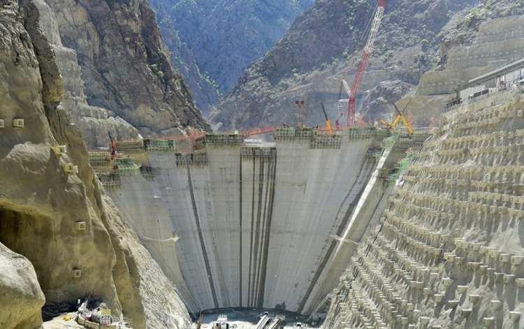 <p>Yusufeli Barajı’nda geçen yıl başlayan gövde beton döküm işlemlerinde toplamda 4 milyon metreküp gövde hacmine sahip barajın programlamaya göre gövde betonunun 2 yılda tamamlanması hedefleniyor. Baraj tamamlandığında, 275 metre yüksekliğiyle çift eğrilikli beton kemer kategorisinde Türkiye’nin en yüksek, dünyanın ise 3. yüksek barajı olacak.<br />
 </p>
