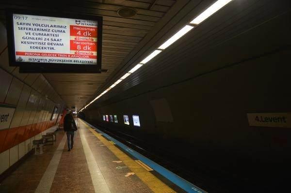 <p> İstanbul'da meydanlar, metrolar, metrobüsler, yollar boş kaldı</p>
