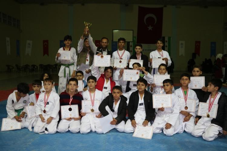 <p>- Spor alanına önemli yatırımlar yapıldı</p>
<p>Türkiye Cumhuriyeti Gençlik ve Spor Bakanlığı destekleriyle ilçe merkezinde kurulan spor kompleksinde, toplumun her kesiminin faydalanacağı sosyal ve spor etkinlikleri yapılıyor.</p>