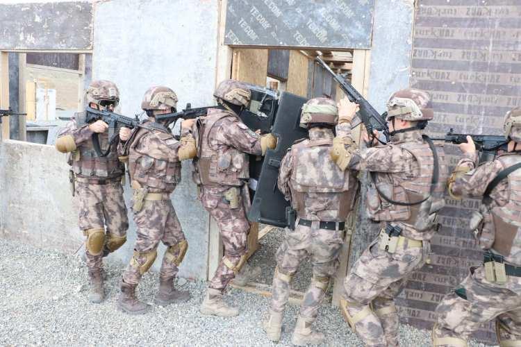 <p>Özel Harekat Timi Eğitmeni Polis Memuru Kemalettin Bağcı ise özel harekat şube müdürlüğü timlerin 7 gün 24 saat elleri tetikte görev yaptıklarını belirterek, "Erzincan'da 24 saat esasına göre her şartta ve her koşulda suç ve suçlulara müdahale edecek şekilde eğitim alıyoruz." diye konuştu.</p>
