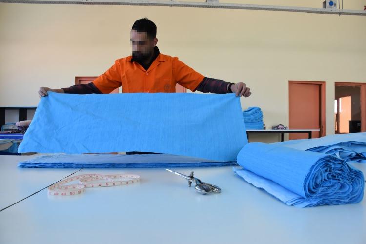 <p>- "Cezaevinde 4 üniversiteden mezun oldum"</p>
<p>Hükümlü E.Y, atölye sayesinde günlerinin daha verimli geçtiğini ifade ederek, "22 yaşında cezaevine düştüm, şu anda 32 yaşındayım. Dışarı çıktığımda bu mesleği yapmayı düşünüyorum. Kurumda açılan 15 kursa katıldım. Buraya geldiğimde öğrenciydim. 6 üniversite kazandım. 4 üniversiteden mezun oldum, 2'sini hala okuyorum. Çok sevdiğim Gıda Mühendisliği Fakültesini kazandım. Buradan çıktığımda inşallah ilk önce onu bitireceğim. Olmasa terzilik mesleğini devam ettireceğim." ifadelerini kullandı. </p>
<p> </p>