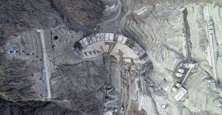 <p>Yusufeli Barajı, 275 metre gövde yüksekliğiyle 100 katlı bir gökdelen yüksekliğine ulaşacak. Baraj gövdesinde kullanılacak 4 milyon metreküp beton, Artvin’den Edirne’ye 13 metre platform genişliğinde beton yol yapılmasını sağlayacak kapasiteye sahip bulunuyor. Projeyle üretilen enerji sayesinde yaklaşık 600 bin kişinin enerji ihtiyacı karşılanabilecek.</p>