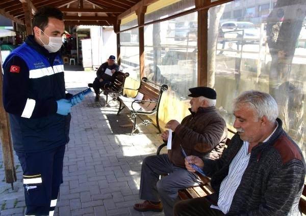 <p>Vatandaşların birbirleriyle olan mesafeyi korumadıklarını fark ettiğini belirten sağlık görevlisi Aytül İnce Doyran, "Büyükşehir Belediye Başkanı Osman Gürün'ün talimatları doğrultusunda, koronavirüs salgını hakkında bilgilendirme çalışmalarımız sürüyor. Halkımızı evde kalmaları ve bireysel olarak kendilerini nasıl koruyacakları konularında bilinçlendiriyoruz. İnsanlarımızın mesafeyi korumadıklarını fark ettim. Evden dışarıya çıkmamaları konusunda sürekli uyarılar yapılıyor. Bu kritik süreçte bireysel önlemlerimizi alarak kurallara uyulması gerekiyor" dedi.</p>
<p> </p>