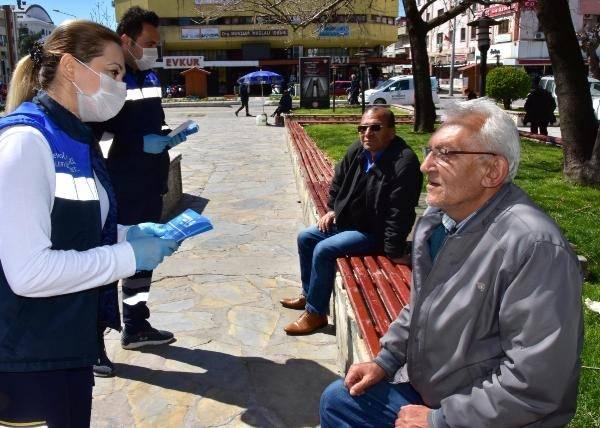 <p>BROŞÜR DAĞITIRKEN GÜLÜMSETEN DİYALOG<br />
<br />
Menteşe Orgeneral Mustafa Muğlalı İşhanı önündeki parkta broşür dağıtımı sırasında ise sağlık görevlisi ile vatandaş arasında ilginç diyalog yaşandı. Görevliler, bankta yan yana oturan iki kişiye, "Koronavirüs salgını nedeniyle dışarıya çıkmamanız sizin sağlığınız açısından daha iyi olacaktır. Şu anda yan yana oturuyorsunuz. Özelikle mesafede çok yakın. Kronik hastalar ile yaşlılarda daha çok etkili olduğu için bu süre zarfında evde bulunmanız lazım" uyarısında bulundu. Bankta oturanlardan Alaattin Kaya (57) ise uyarı karşısında, "Evde otura otura vallahi karımla kavga ettik" cevabını verdi.</p>
