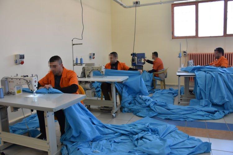 <p>Muş E Tipi Kapalı Ceza İnfaz Kurumu İşyurdu Müdürlüğü bünyesinde kurulan atölyede çalışan tutuklu ve hükümlüler, diğer cezaevleri ile bazı kurumlar için nevresim ve çarşaf üretip, cezalarının kalan kısmını meslek öğrenerek tamamlıyor.</p>