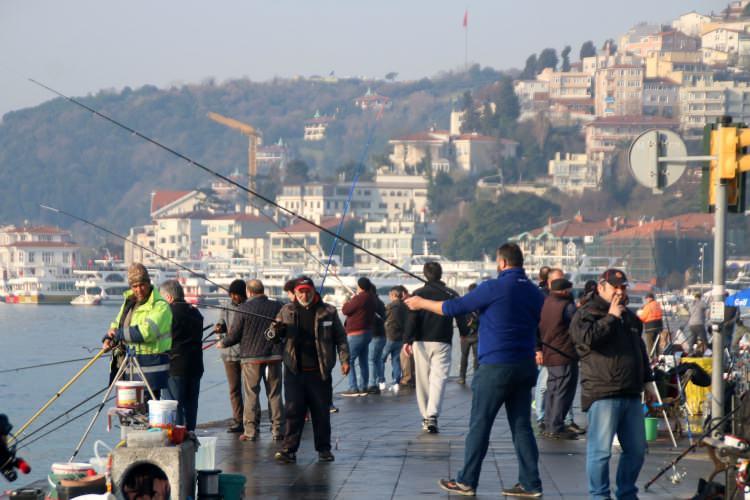 <p> Bazı İstanbullular dün olduğu gibi bugün de koronavirüs tehlikesine aldırış etmeden sahile akın ettiler. </p>