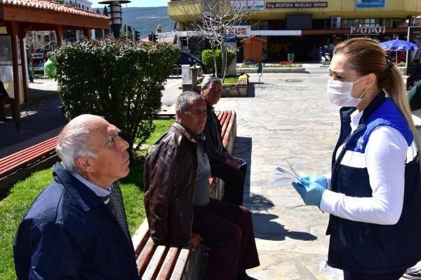 <p>Koronavirüsün Türkiye'de de görülmesi ve vaka sayısının her geçen gün artmasının ardından uzmanlar ve yetkililer alınan tedbirler kapsamında 'evde kalın' çağrısında bulundu. Tüm uyarılara rağmen, risk grubunda bulunan 65 yaş üzeri ve kronik hastalığı olan vatandaşlar çağrılara kulak asmadı. Gece yarısından itibaren 65 yaş üstü vatandaşlar için sokağa çıkma yasağı getirildi.<br />
</p>