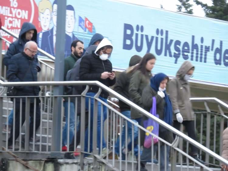 <p>Koronavirüse karşı İstanbul'da toplu taşıma araçlarında maske ve eldiven takanların sayısında artış yaşandı. Vatandaşlar toplu taşıma kullananların daha fazla önlem almaları gerektiğini belirtti.</p>

<p> </p>

