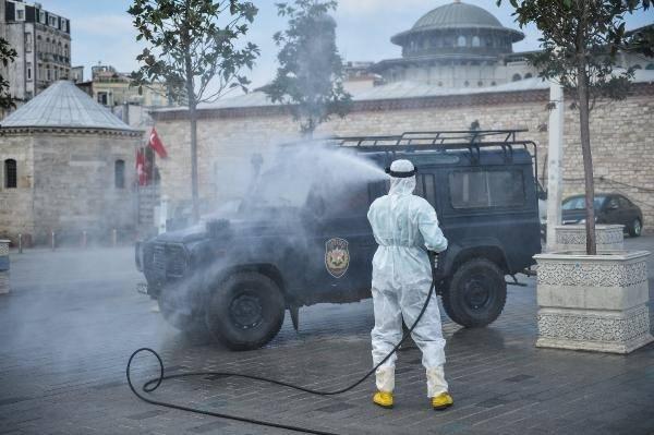 <p>Ülkemizde de etkisini gösteren koronavirüse karşı belediye ekipleri halkın yoğun olarak bulunduğu yerlerde dezenfekte çalışmalarına devam ediyor. Bugün sabah saatlerinde yerli ve yabancı turistlerin uğrak yeri olan İstiklal Caddesinde Tünel Meydanında başlayarak Cumhuriyet Anıtına kadar Beyoğlu Belediyesi dezenfektanlı su ile caddeyi temizledi. Bu çalışmalar ise havadan fotoğraflandı.</p>
<div> </div>