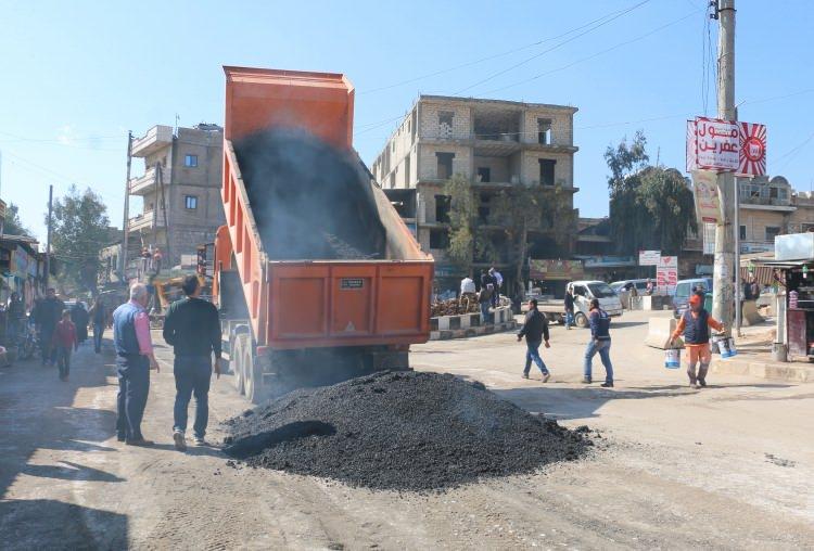 <p>İlçe merkezinin kontrol altına alınmasıyla TSK ve SMO, ilçedeki son belde olan Mabatlı merkezinin de aynı gün teröristlerden kurtarıldığını açıkladı.</p>
