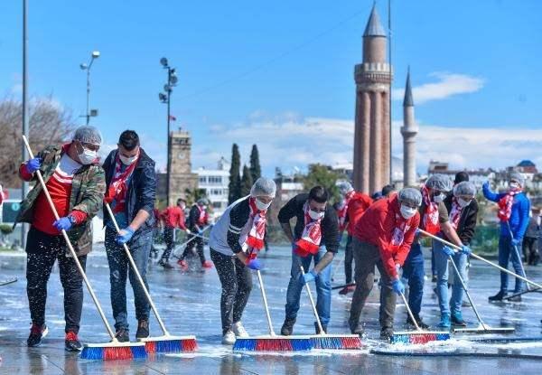 <p>Antalya Valisi Karaloğlu ve taraftar grubu arasında sosyal medyada başlayan diyalog sonrası Cumhuriyet Meydanı'nda dezenfekte çalışması yapıldı. Yaklaşık 50 taraftar deterjan, fırça ve hijyen maddeleriyle meydanda temizlik yaptı. Taraftar grubu, meydandaki Atatürk Anıtı'nı da dezenfekte etti. 07 Gençlik Taraftar Grubu Derneği Başkanı Gürhan Güneyli, Vali Karaloğlu'na yaptıkları çağrı neticesinde ilk çalışmalarını meydan temizliğiyle başlattıklarını belirtti. Güneyli, taraftar grubu olarak yaşlılara, sağlık çalışanlarının ailelerine yönelik projeleri de hayata geçirmek istediklerini dile getirdi.<br />
</p>