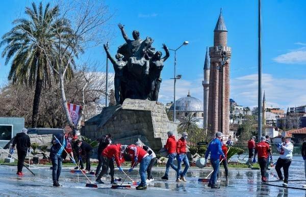 <p>Cumhuriyet Meydanı'ndaki çalışmaları takip eden Vali Karaloğlu, çevresindekilere birbirlerine 1 metreden az yaklaşmaması uyarısı yaptı. Gazetecilerden de 1 metre mesafesinin korunmasını isteyen Karaloğlu, şunları söyledi:<br />
 </p>
