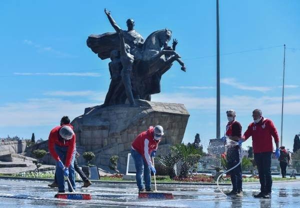<p>Vali Karaloğlu, koronavirüse karşı alınan tedbirler hakkında şu bilgiyi verdi:<br />
<br />
"Konan kurallar neyse çarşı, pazarda, oto pazarında, toplu bulunan mekanlarda her kurala her birimizin sağlımız için uyması gerekir. Toplum sağlığı için bunlara uyulması gerekir. Toplu olarak bulunmayalım, yan yana gelmeyelim, 1 metre mesafe koruyalım. Restoranlarda yemek yedikten sonra mekanı terk edelim, sohbet etmeyin. Şehir efsanelerine kimse inanmasın. Bizim söylediğimiz dışında sosyal medyada dolaşan sahte haberlere, ses kayıtlarına kesinlikle kimse itibar etmesin. Şeffaf şekilde devletimiz bu süreci yönetiyor. Devlet kanadından gelmemiş hiçbir bilgiye itibar etmeyin."</p>