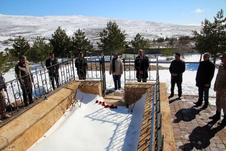 <p>Halk Ozanı Aşık Veysel Şatıroğlu'nun ölümünün 47. yılında, doğum yeri Sivas'ın Şarkışla ilçesi Sivrialan köyündeki mezarı başında anma programı düzenlendi. Yeni tip koronavirüs (Kovid-19) tedbirleri kapsamında sınırlı sayıda katılımcıyla yapılan anma programında, sosyal mesafe korunarak katılanlar arasında birer metre boşluk bırakıldı.</p>