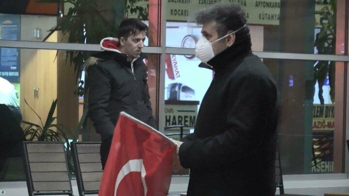 <p>Yakınlarını vatani göreve uğurlayan kişiler, sokağa çıkmama ve kalabalık olarak bir arada bulunulmaması yönündeki uyarılara rağmen terminalde kalabalık oluşturdu.</p>