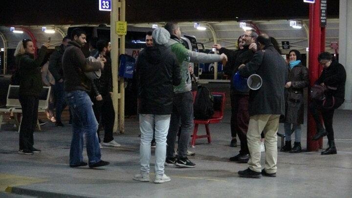 <p>Gençler otobüse binerken de sarılan ve kucaklaşanlar dikkati çekti.</p>