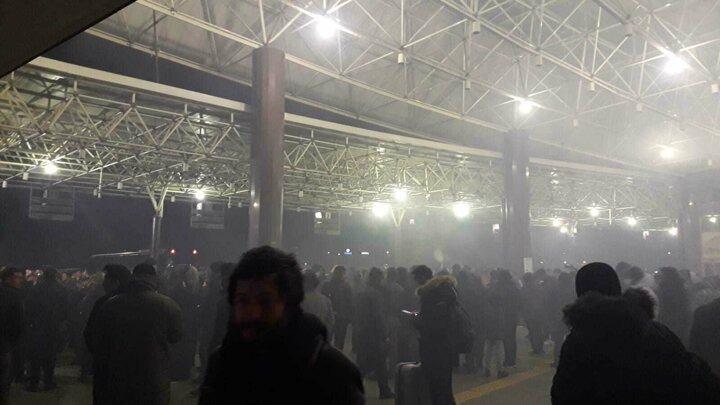 <p>Konya'da da şehirlerarası otobüs terminalinde askere gidecek gençlerin uğurlanması sırasında oluşan yoğunluk, koronavirüs salgını için alınan tedbirlerinin ihmal edildiğini gözler önüne serdi.</p>