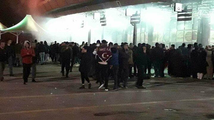 <p>Yoğun kalabalığın olduğu o anlarda cep telefonu kamerasına kaydedildi.</p>