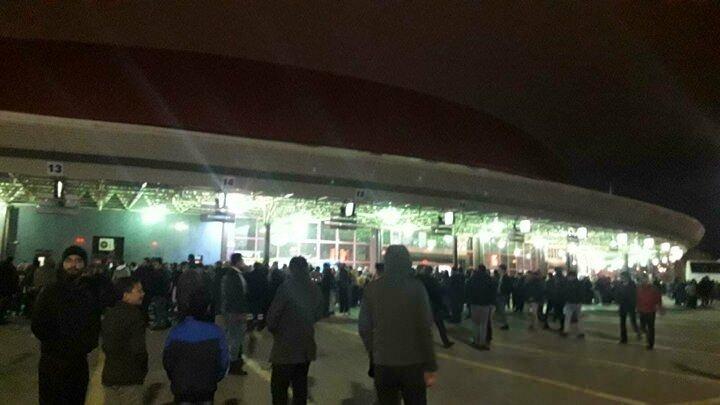 <p>Yoğunluk nedeniyle terminalde güvenli mesafe ortadan kalkarken, meşaleler yakılması da dikkat çekti.</p>