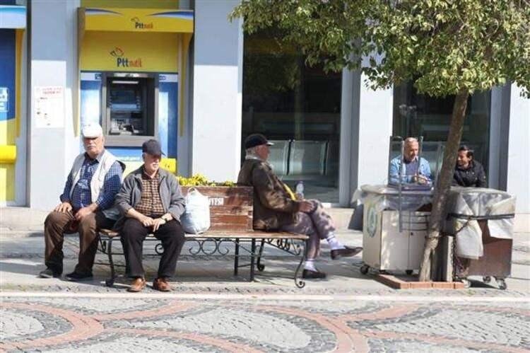 <p>Edirne'de dün öğle saatlerinde Corona Virüse karşı alınan önlemler kapsamında 'evde kal' çağrısına uymayan yaşlı vatandaşlar için Belediye Başkan Yardımcısı doktor Ertuğrul Tanrıkulu, merkezdeki meydanı dolaşıp uyarılarda bulundu. Vatandaşların bazıları Tanrıkulu'nun uyarılarını dinlemeyip oturmayı sürdürünce bankların etrafına tel çekilerek, 'Evinde kal Edirne. Dışarı çıkma, şansını zorlama' yazısı asıldı.</p>