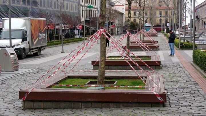 <p>Koronavirüs nedeniyle yurdun birçok noktasında alınan önlemler sürüyor. Trabzon'da bank ve oturma gruplarına, 'Hayde eve' yazılı levhalar monte edilip, evde kalınması çağrısı yapıldı.</p>