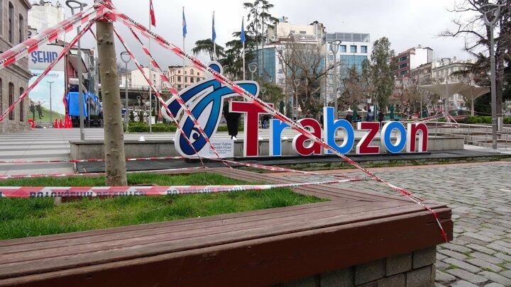 <p>Uygulama bazı bölgelerde işe yararken, hala bazı yaşlı vatandaşların şeritlere rağmen banklarda oturduğu görüldü.</p>
