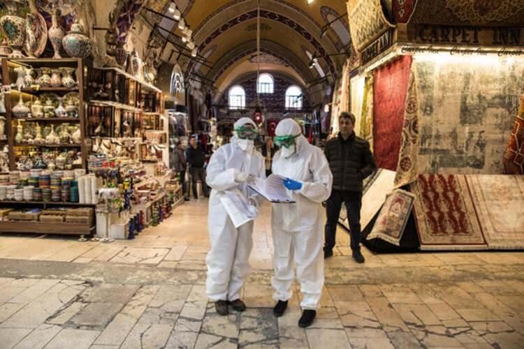 <p>Taksim Meydanı ve İstiklal Caddesi'ne gelen yerli ve yabancı turistler, maske ve eldiven takarak corona virüse karşı önlem almayı da ihmal etmedi.</p>
<ul>
</ul>