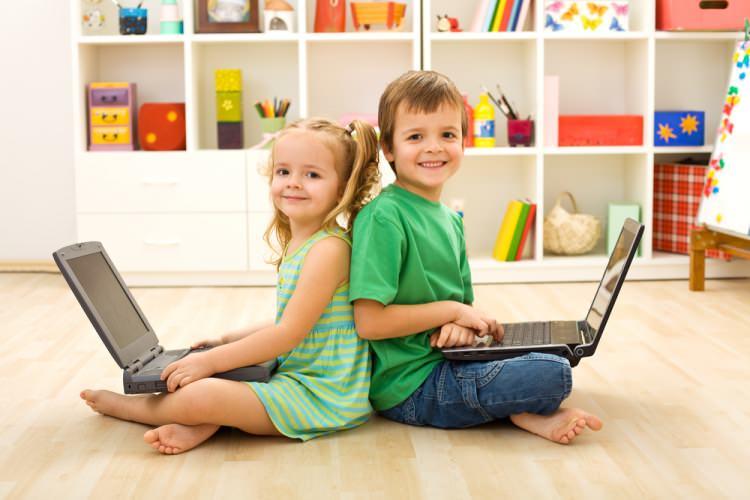 <p>Büyüme ve gelişim çağındaki çocuklar bile ellerinden telefon, tablet ve bilgisayarı düşüremez hale geliyor iken bu durumda anne ve babalara büyük iş düşüyor.<strong> Basit ama etkili bir yöntem:<span style="color:#800080"> İlgi!</span></strong></p>
