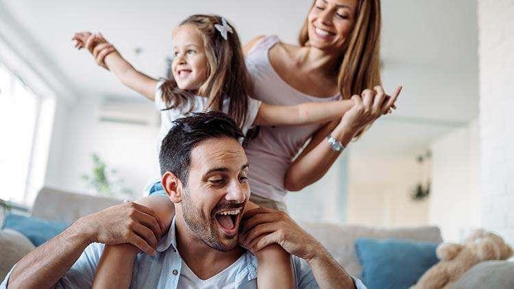 <p>Örneğin; evde boş vaktini bilgisayarda oyun oynayarak geçirmek yerine ailesinin ona sunacağı oyun alternatifleriyle daha keyifli ve sağlıklı bir gün geçirilebilir. Oyun yoluyla keşfetmeyi öğrenen çocuklar için evde ya da bahçe gibi oyun oynamaya elverişli alanlarda yapabileceğiniz eğlenceli aktiviteleri sizlere derledik.</p>
