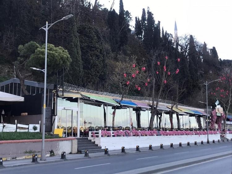 <p>Özellikle sabah saatlerinde kahvaltı yapmak için akın edilen İstanbul Üsküdar Salacak sahilindeki kafeler de bu karar doğrultusunda kapanırken, sahilde kimsenin olmaması dikkat çekti. Taksim, Kadıköy, Üsküdar meydanları ile vatandaşların yoğun bulunduğu caddeler de boş kaldı.</p>
