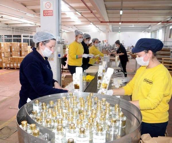 <p>Edirne'de kurulu bulunan, Türkiye'nin en eski kozmetik ve kolonya üretim firması Pereja'da, Cumhurbaşkanı Recep Tayyip Erdoğan'ın 65 yaş üstündeki yaşlılara maske ve kolonya dağıtılacağını açıklamasının ardından kozmetik üretimi durdurulup, sadece kolonya üretimine geçildi.</p>
