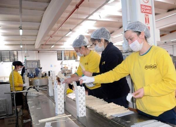 <p>Firmanın Yönetim Kurulu Başkan Yardımcısı Şendoğan Susesi, "Bakanlığımızla görüştük, firma olarak üzerimize ne görev düşüyorsa yapmaya hazır olduğumuzu söyledik. Kozmetik üretimimizi tamamen durdurduk ve tüm üretimimizi kolonyaya verdik" dedi.</p>
