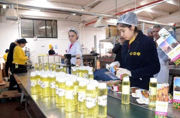 <p>Bakanlığın kolonya alımında bulunacağı, Türkiye'nin en eski kozmetik ve kolonya firmalarından Pereja'da, Edirne Organize Sanayi Bölgesi'nde kurulu bulunan tesislerde, kozmetik üretimi durdurulup, sadece kolonya üretimine geçildi. Pereja Yönetim Kurulu Başkan Yardımcısı Şendoğan Susesi, "Sayın Cumhurbaşkanı'mızın da açıkladığı gibi devletimiz 65 üzerindeki kişilere ücretsiz kolonya dağıtacak. Biz de bakanlığımızla görüştük, firma olarak üzerimize ne görev düşüyorsa yapmaya hazır olduğumuzu söyledik. Bunun ertesinde firma olarak aslında kozmetik de üreten bir firmayız ama şu andan itibaren bu olaydan sonra kozmetik üretimimizi tamamen durdurduk ve tüm üretimimizi kolonyaya verdik. Şu anda 2 vardiya halinde tamamen kolonya çalışıyoruz. O nedenle Türk halkı bundan sonra kesinlikle kolonyasız kalmaz. Biz, firmalar olarak halkımızın ihtiyacını karşılarız" diye konuştu. <br />
</p>