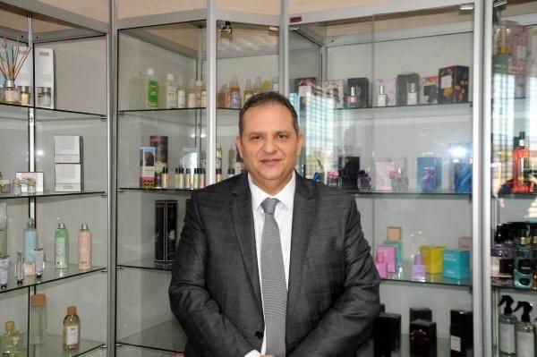 <p>Çoğu AVM'ler boş. Bizim internet sitemiz var, 24 saat hizmet vermektedir. Kolonyasını oradan alıp tamamen evine kadar teslim ediyoruz. İçiniz rahat olsun. O konuda 24 saat hizmet veren internet sitemiz hazır ve kolonya alabilirler" diye konuştu.</p>

<p> </p>
