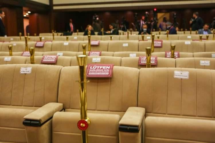 <p>Cumhurbaşkanı Recep Tayyip Erdoğan’ın Çankaya Köşkü’nde yapacağı basın toplantısı için salonda bulunan koltuklara uyarı yazıları asıldı.</p>

<p> </p>
