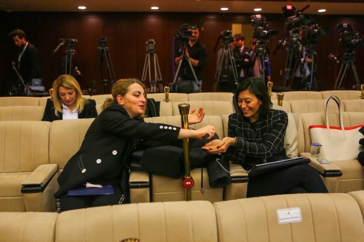 <p>Cumhurbaşkanı Erdoğan’ın açıklama yapacağı salonda koltuklara “Lütfen sağlığınız için bu koltuğu boş bırakınız, mesafenizi koruyunuz” yazıları asılarak oturma düzeninde birer koltuk boş bırakıldı.<br />
</p>