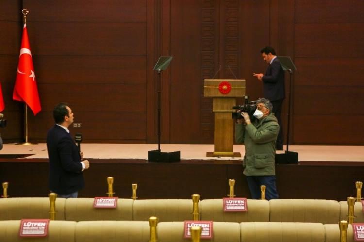 <p>Yaklaşık 40 basın mensubunun izleyeceği toplantı öncesi gazeteciler de kendilerince önlemler aldı.</p>
