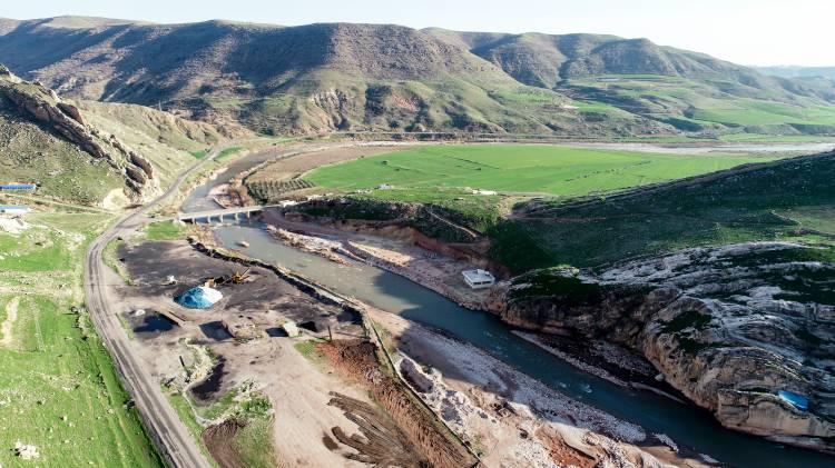 <p>Doğal sit alanında ikisi kritik tür olmak üzere 18 bitki ve tehlike kategorilerine göre dördü, yayılım durumlarına göre biri kritik tür olmak üzere 141 hayvan çeşidinin belirlendiği Kasrik Boğazı, doğal güzelliğiyle ziyaretçilerini büyülüyor.</p>
