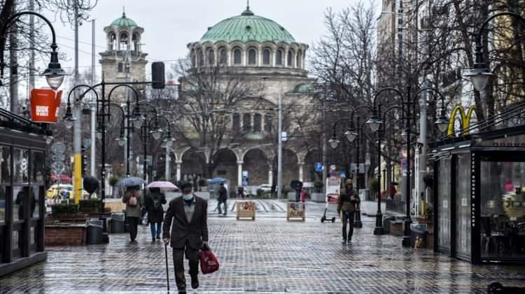 <p>Bulgaristan</p>

<p>Bulgaristan`ın başkenti Sofya`da yeni tip koronavirüs (Kovid-19) salgınına karşı önlem almak isteyen vatandaşların maske takarak dolaştıkları görüldü.</p>
