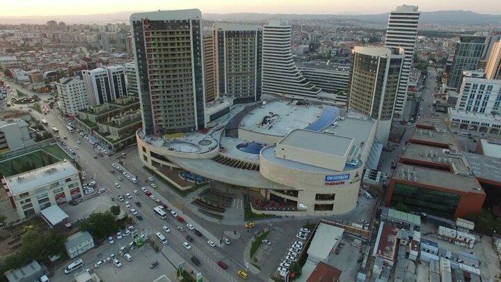 <p>Bursa Suryapı Marka AVM Faaliyet saatleri 12.00-20.00 saatleri arasına çekildi.</p>