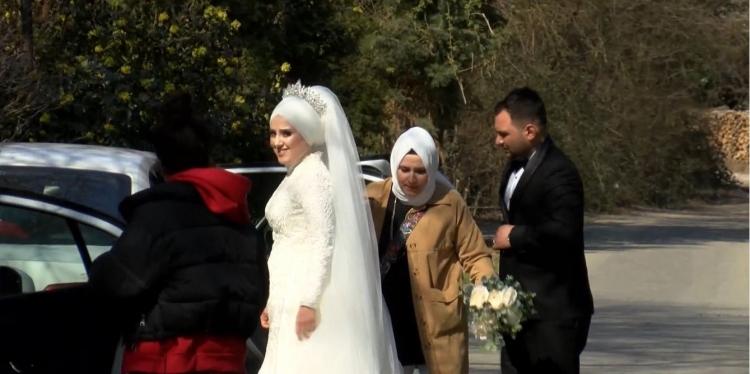<p>Ormanda gelinlik ve damatlıkla gezen bir çift de dikkat çekti.</p>
