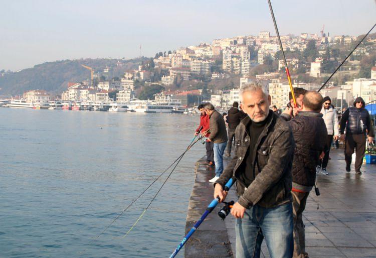 <p>Vatandaşların bir kısmı "Evde kalın" uyarılarını dikkate alarak evlerinden dışarı çıkmazken, bazı vatandaşlar ise sokağa çıkmayı sürdürüyor.</p>