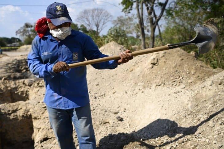 <p>Çin'in Vuhan kentinde ortaya çıkan ve 150'den fazla ülkeye sıçrayan koronavirüs nedeniyle Orta Amerika ülkesi El Salvador'da toplu mezarlar açılmaya başlandı.</p>